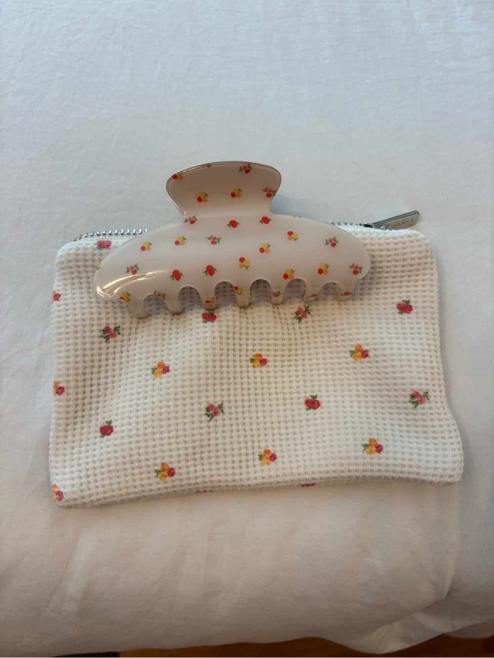 Parke White Floral Hair Claw Clip - Cute Grip Accessory